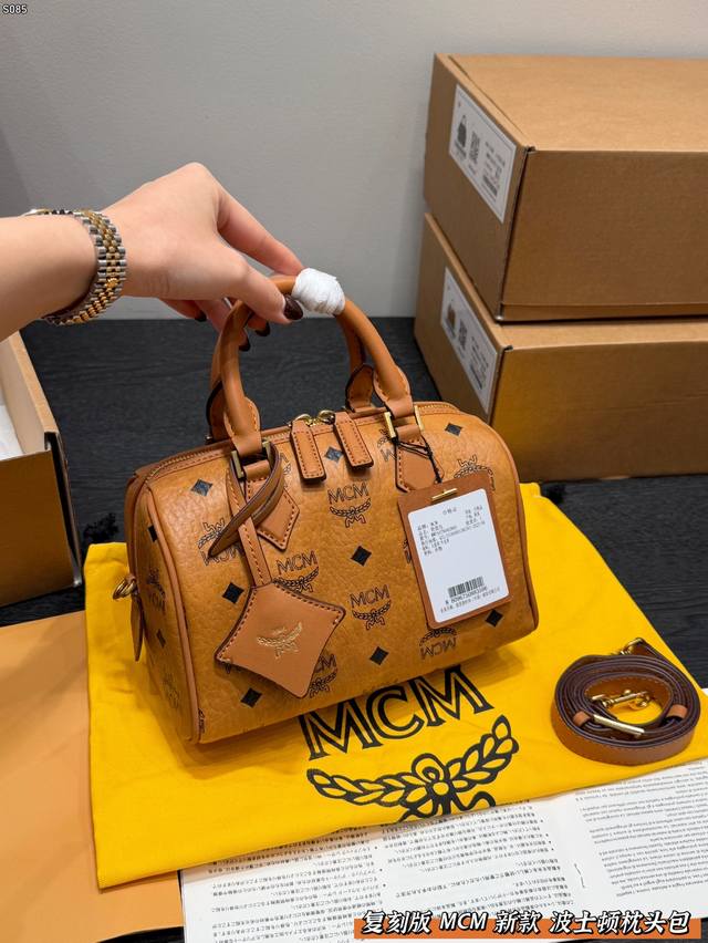 礼盒包装 复刻版 Mcm 波士顿枕头包 轻巧可爱风 精致上身非常好看 小小的包包大大的容量 日常出门手机纸巾车钥匙完全Ok 自重很轻 背起来很轻松 肩带细 可调