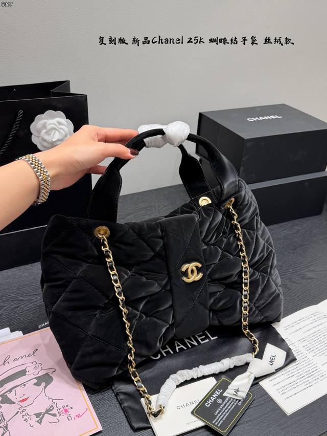 丝绒 礼盒包装 复刻版 Chanel 香奈儿 25K蝴蝶结手袋太可爱啦 本季蝴蝶结元素也太懂少女心了吧 融合经典菱格纹，休闲又甜美 让一整个包都好甜美啊打破包包