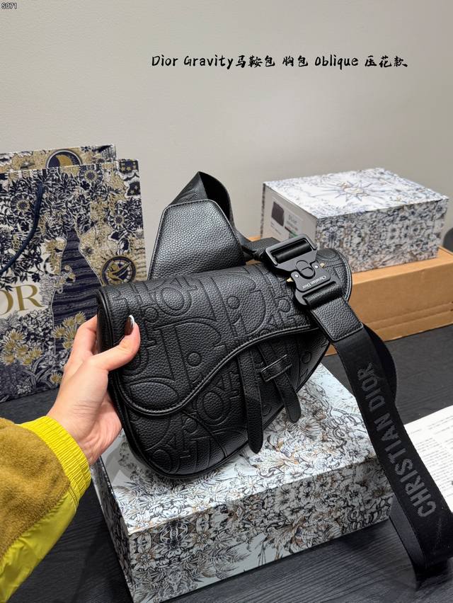 礼盒包装 芯片版！ 迪奥Dior Gravity马鞍包，黑色粒面牛皮革+Oblique压花，低调又有辨识度。经典马鞍造型，配可拆卸肩带，斜挎Or手提都Ok。日常
