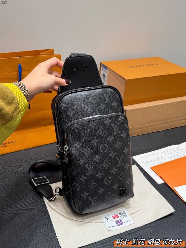 礼盒包装 芯片版! Lv男包推荐|黑花男士胸包。时尚与实用的完美结合,它们既能满足男士们的商务需求,又能展现他们的个性品味。 尺寸 17*30Cm 礼盒包装 芯片版! Lv男包推荐|黑花男士胸包。时尚与实用的完美结合,它们既能满足男士们的商务需求,又能展现他们的个性品味。 尺寸 17*30Cm