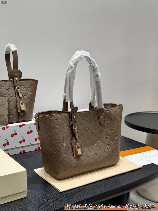 折叠礼盒 复刻版 全钢五金！ Lv 25Fw新款Allinone 手袋Tote可变款 新款单肩水桶 变托特包购物袋 这款会低调一些 压花会更有质感 高级感轻松拿