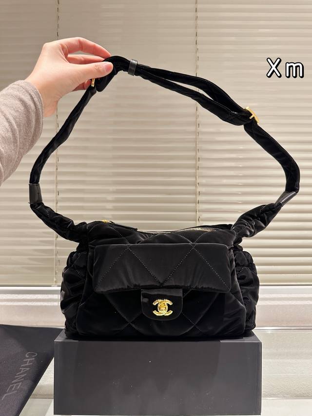 香奈儿25N滑雪系列丝绒Hobo包 香奈儿25N滑雪系列丝绒Hobo包，黑色丝绒+菱格纹设计，点缀经典金色双C标志，低调奢华+。尼龙内衬，轻便耐用，日常通勤或休