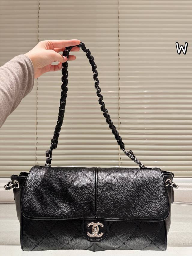 暗黑大女主帅气慵懒Chanel黑银麻花机场！ 肩带好特别！ 麻花编织肩带～ 大号的很能装哟～ 还不压个！ 上身直接气场拔高10厘米嗷～35Cm无盒