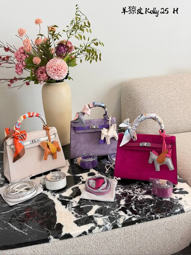 爱马仕羊绒皮Kelly 25 这款Kelly 25 H手袋采用羊绒皮，触感柔软细腻，搭配雾面银色金属扣，低调又奢华+。标志性梯形设计，尺寸小巧，日常携带超方便。