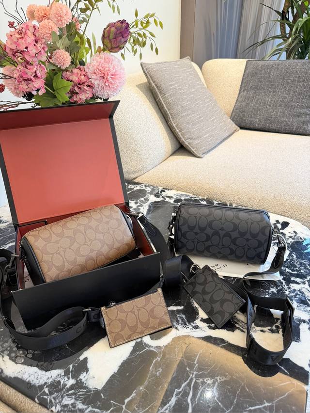 Coach｜新品｜Axei男士二合一斜挎包 新品男士二合一 石墨灰色Logo搭配牛皮 枕头包型容量更大 可满足日常出行需要 25Cm