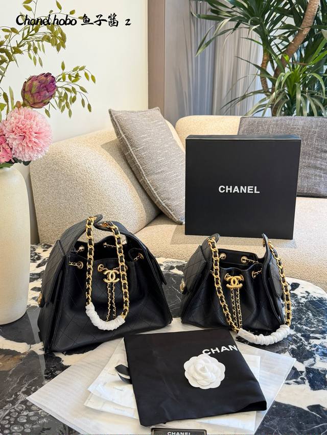 鱼子酱 香奈儿25C Hobo腋下包 香奈儿25C Hobo腋下包，黑色牛皮+金色链条，经典黑金配色超有质感十。菱格纹包身+抽绳设计，两侧小口袋，实用又时髦 容