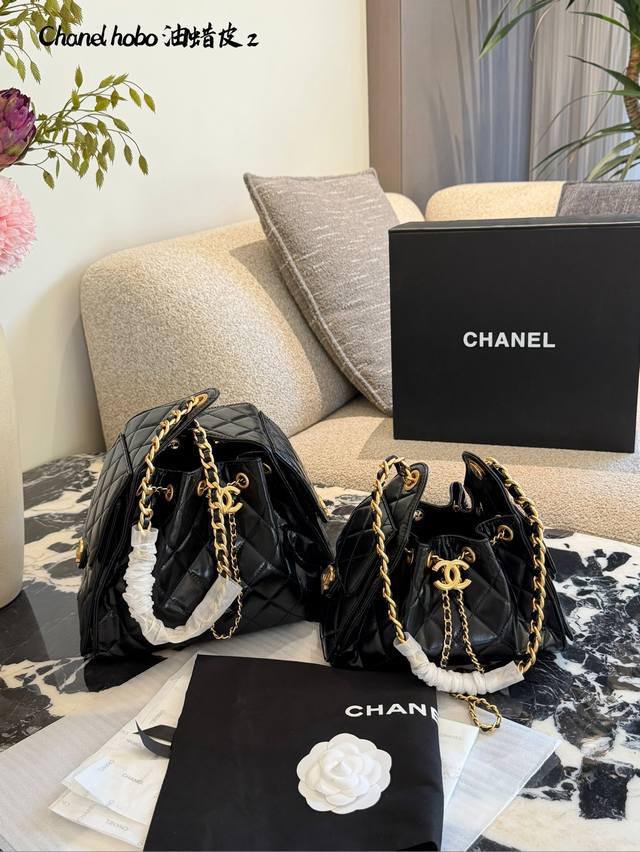 油蜡皮 香奈儿25C Hobo腋下包 香奈儿25C Hobo腋下包，黑色牛皮+金色链条，经典黑金配色超有质感十。菱格纹包身+抽绳设计，两侧小口袋，实用又时髦 容