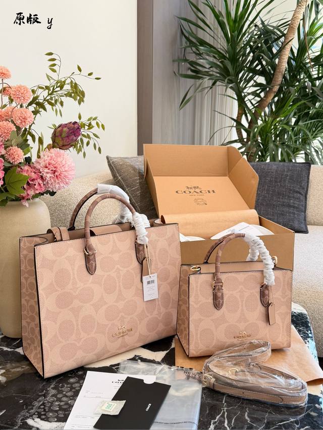 蔻驰12月新品 超大气的奶茶 色大号托特包蔻驰的设计真的是越来越绝绝子 大号托特包真的超级时尚大气哇 而且很实用装电脑装文件都Ok35Cm，25Cm