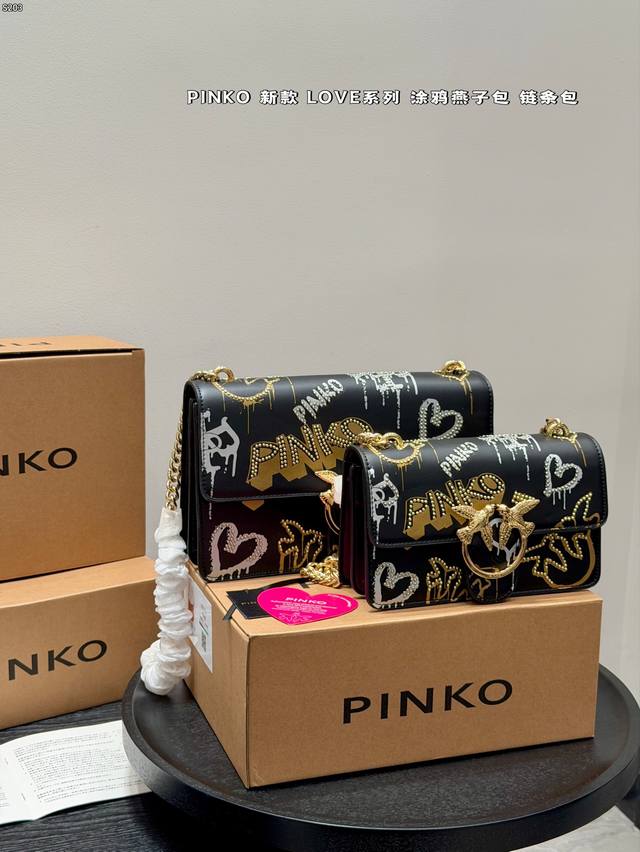 同价 礼盒包装 品高pinko Love系列涂鸦燕子包铆钉款,皮革+金色链条,街头涂鸦风超有个性正面燕子金属扣超吸睛,品牌辨识度满分。 包身有“pinko”字样 同价 礼盒包装 品高pinko Love系列涂鸦燕子包铆钉款,皮革+金色链条,街头涂鸦风超有个性正面燕子金属扣超吸睛,品牌辨识度满分。 包身有“pinko”字样