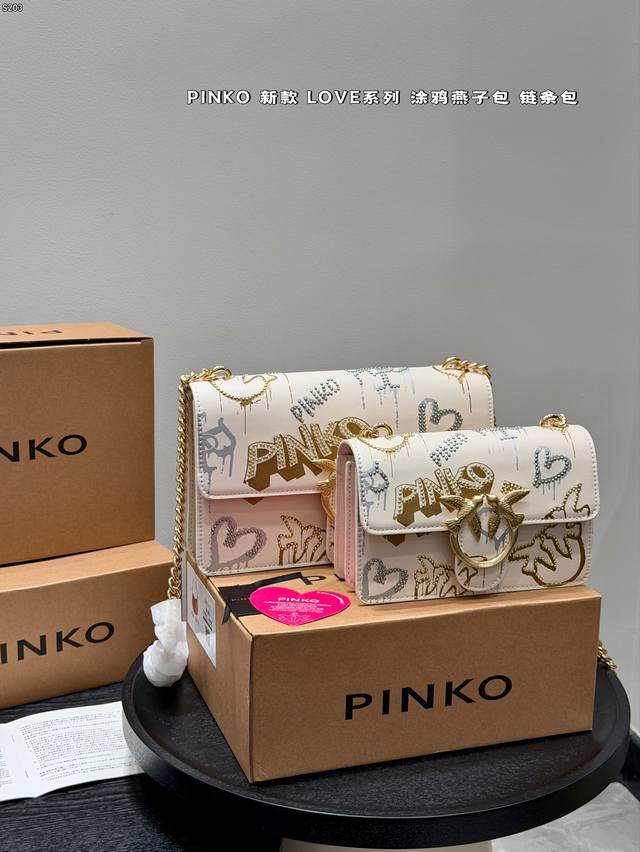 同价 礼盒包装 品高pinko Love系列涂鸦燕子包铆钉款，皮革+金色链条，街头涂鸦风超有个性正面燕子金属扣超吸睛，品牌辨识度满分。 包身有“pinko”字样