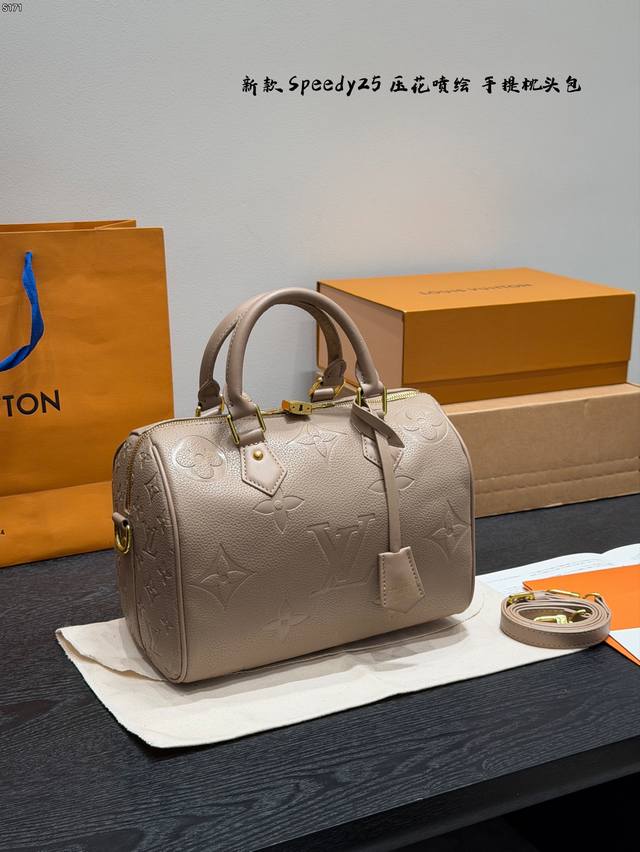无盒 Lv 喷绘压花Speedy25 波士顿 枕头包 手提包 这款Retiro 手袋以标志性经典永恒 优雅低调的外形设计和宽敞的包身更加入了实用性! 尺寸:25 无盒 Lv 喷绘压花Speedy25 波士顿 枕头包 手提包 这款Retiro 手袋以标志性经典永恒 优雅低调的外形设计和宽敞的包身更加入了实用性! 尺寸:25