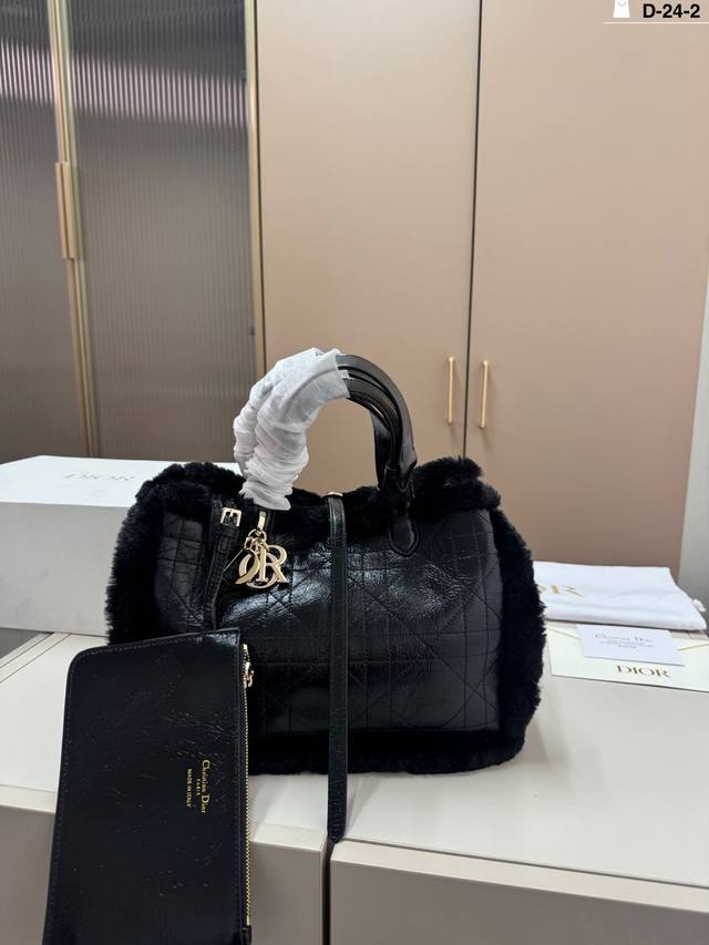 D-24-2尺寸30×20折叠盒 Dior皮草Toujours包 泰迪熊配色的皮毛一體不稀奇 來個很酷的黑色Shearling吧 當個冬日Dior Cool G D-24-2尺寸30×20折叠盒 Dior皮草Toujours包 泰迪熊配色的皮毛一體不稀奇 來個很酷的黑色Shearling吧 當個冬日Dior Cool G