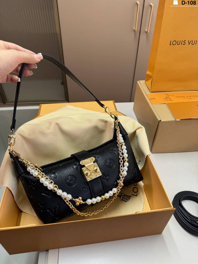 D-108尺寸21×12折叠盒 Lv 路易威登pochette Mia手袋Lv pochette Mia手袋，容量大，通勤出行都很Ok！磁吸扣设计，取物超方便~