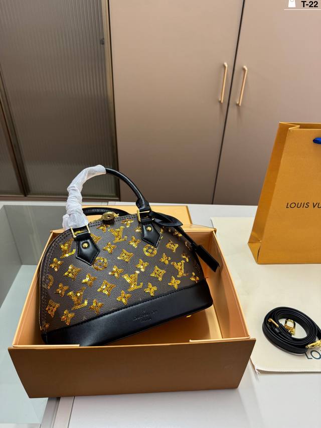 芯片版本 T-22尺寸25×18折叠盒 Lv 贝壳包 新款，这款贝壳包一眼就看上，很别致，容量超大超百搭。