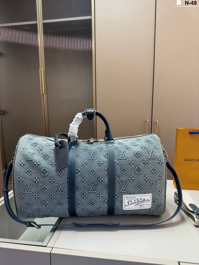 N-49尺寸50×28 Lv Week-End Tote 牛仔托特包采用Monogram Washed Denim帆布，简约又时髦计。容量充足，通勤或短途旅行都