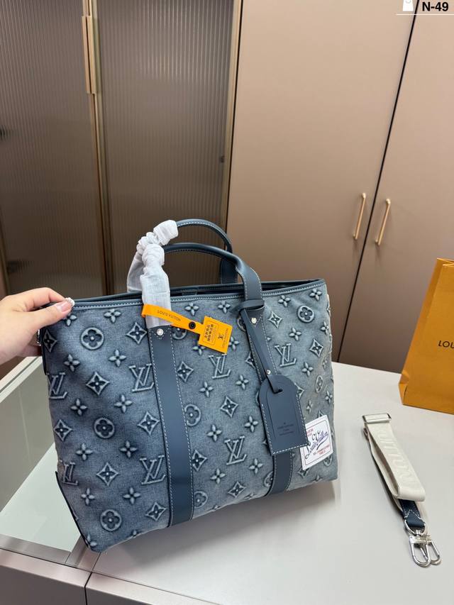 N-49尺寸41×29 Lv Week-End Tote 牛仔托特包采用Monogram Washed Denim帆布，容量充足，通勤或短途旅行都很Ok！牛仔布