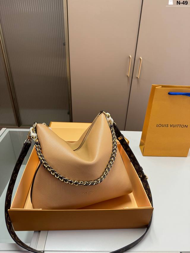 芯片版本 N-49尺寸26×25折叠盒飞机盒 2Lv Multipass手袋灵感来自Express手袋，采用经典 容量适中，通勤休闲都很Ok！拉链闭合更安全，肩