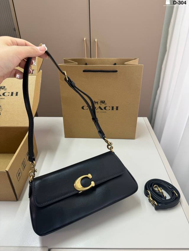 D-304尺寸25×10飞机盒 蔻驰 新款Jet法棍包 Coach新款腋下法棍包美爆了这次的 Jet腋下包 又轻又能装 斜背也好看哦