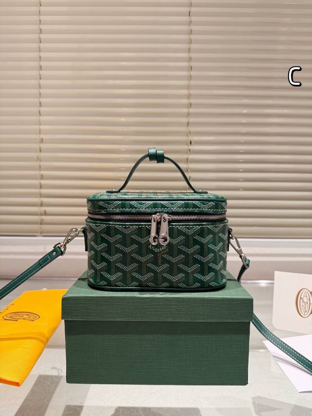 配盒 Size：18*12Cm 我也有个化妆包啦！ Goyard 戈雅 洗漱包 化妆包 好看的 很推荐！ 可挂肩带 可手提