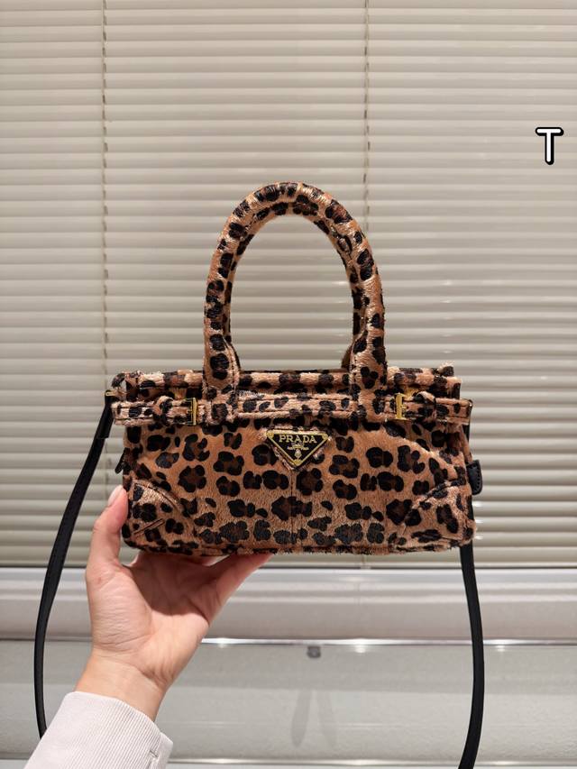 prada 普拉达Bonnie手袋 &prada Bonnie手袋采用黑白奶牛纹压花小羊皮，触感柔软细腻，搭配标志性三角金属徽标，辨识度超高。，轻巧便携，配有可