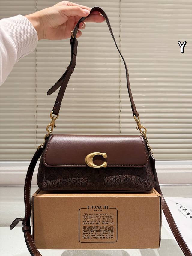 牛皮版本 Coach Jet腋下包 Coach Jet腋下包，经典老花帆布拼红色皮革，金色“C”字母搭扣超有辨识度。尺寸适中，内部双层风琴设计，收纳方便。配两条