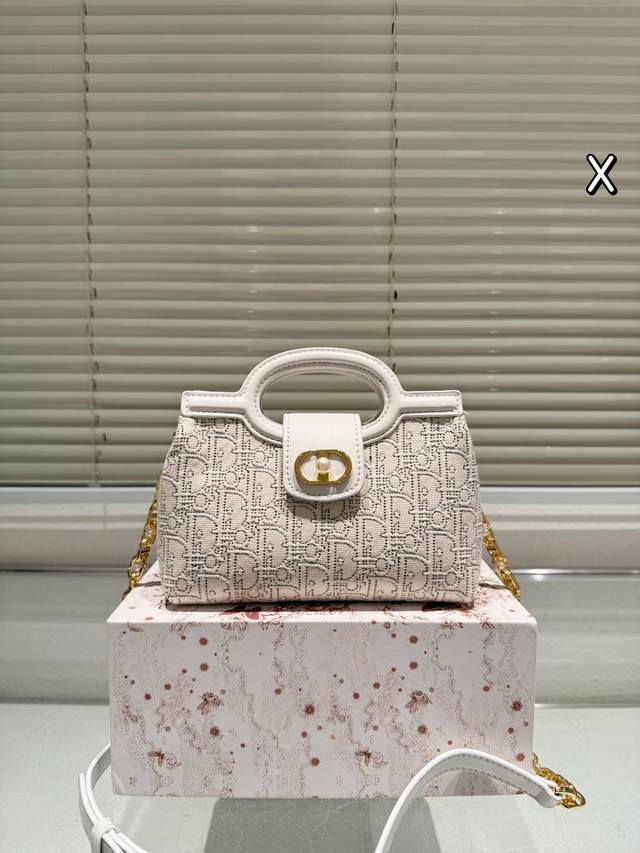 复刻版 Dior Jolie Top Handle Fz 迪奥Jolie Top Handle手袋,白色羊皮+藤格纹缝线, 金色Cd标志+珍珠链条,优雅精致。尺 复刻版 Dior Jolie Top Handle Fz 迪奥Jolie Top Handle手袋,白色羊皮+藤格纹缝线, 金色Cd标志+珍珠链条,优雅精致。尺