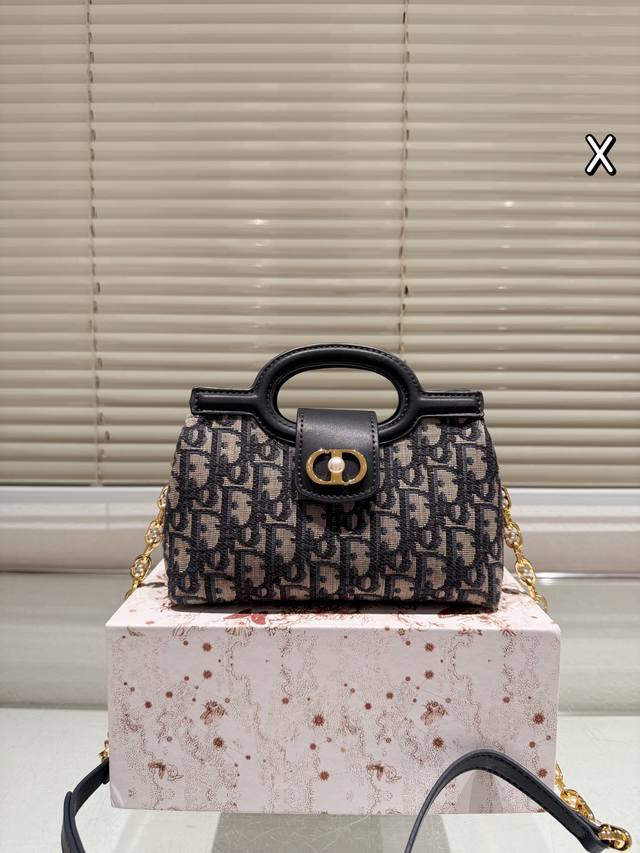 复刻版 Dior Jolie Top Handle Fz 迪奥Jolie Top Handle手袋,白色羊皮+藤格纹缝线, 金色Cd标志+珍珠链条,优雅精致。尺 复刻版 Dior Jolie Top Handle Fz 迪奥Jolie Top Handle手袋,白色羊皮+藤格纹缝线, 金色Cd标志+珍珠链条,优雅精致。尺