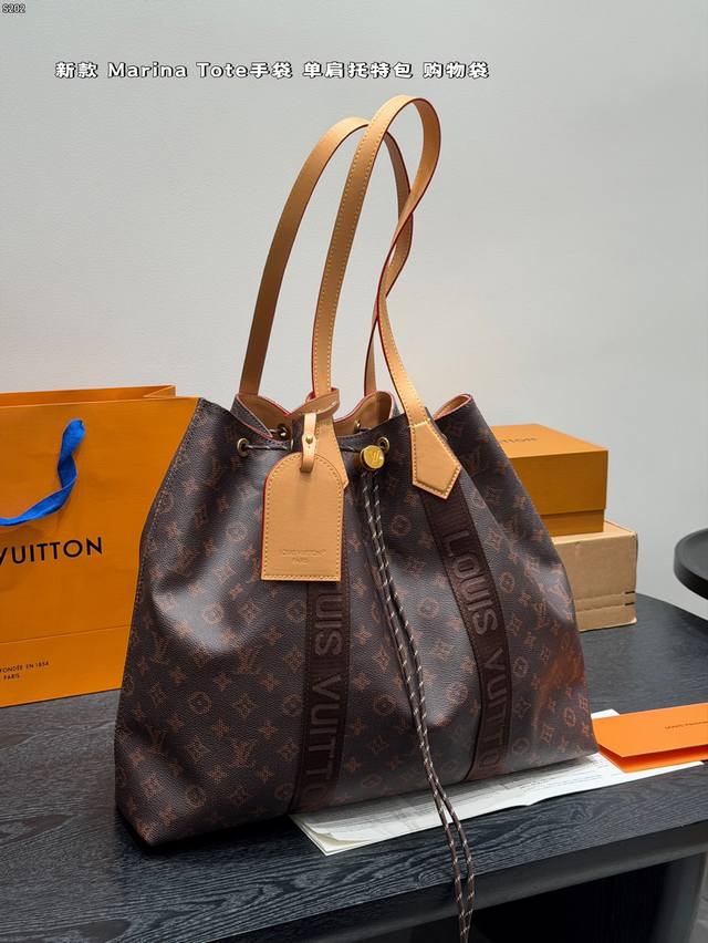 无盒 Lv Marina Tote手袋托特包购物袋 Lv 2025新款Marina Tote，采用Monogram Heritage 涂层帆布，搭配天然牛皮饰边