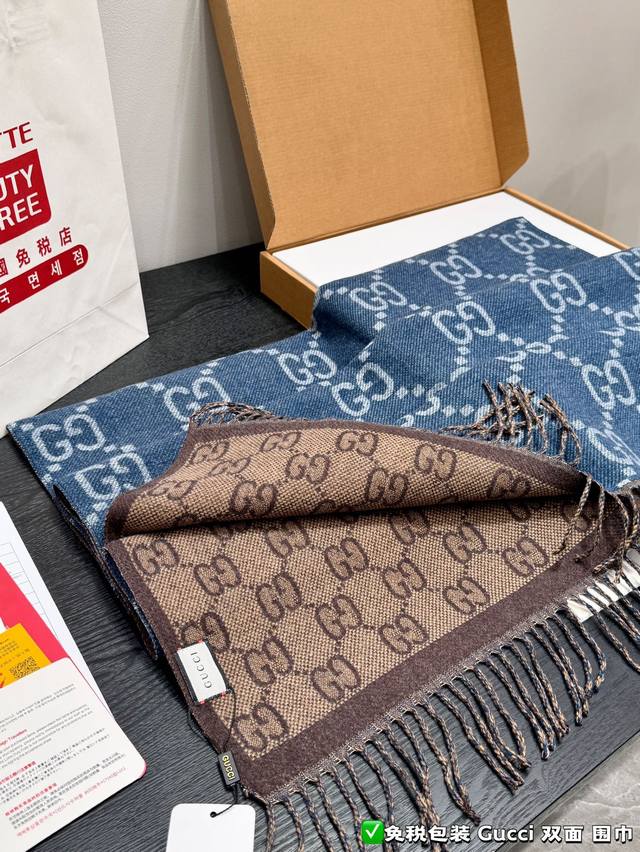 免税礼盒包装 Gucci 双面流苏 新品 真的超级好看啊~就喜欢这种Gg腔调！柔软提花羊毛围巾正反两面都采用Gg图案，灵动而又不失俏皮！非常工整精致的面料，极具