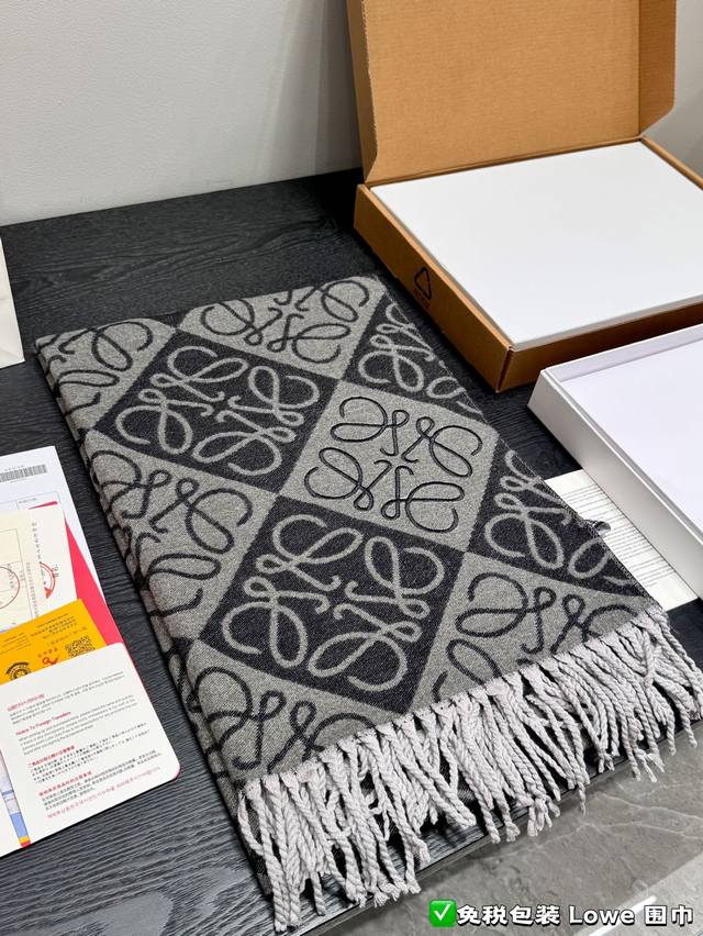 免税包装礼盒 Loewe 棋盘格围巾 超值版 罗意威Loewe的围巾棋盘格也很绝趁着有现货姐妹们来Get同款 尺寸：180*46Cm