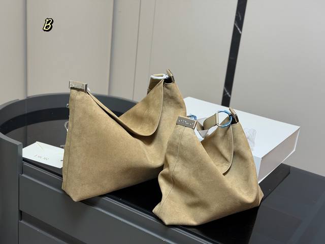 配盒 迪奥Dior Christian Hobo 土著包是活力四射的少女,纤细的造型, 类似菜篮包设计,俏皮又随性。 配有可调节肩带,日常逛街、旅行使用, 主打 配盒 迪奥Dior Christian Hobo 土著包是活力四射的少女,纤细的造型, 类似菜篮包设计,俏皮又随性。 配有可调节肩带,日常逛街、旅行使用, 主打