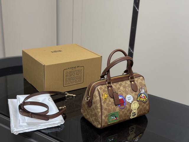 配盒 Size：25*17Cm 蔻驰 波士顿枕头包 一款适合大小老少的包包 轻奢入门级的经典款！ 性价比超高