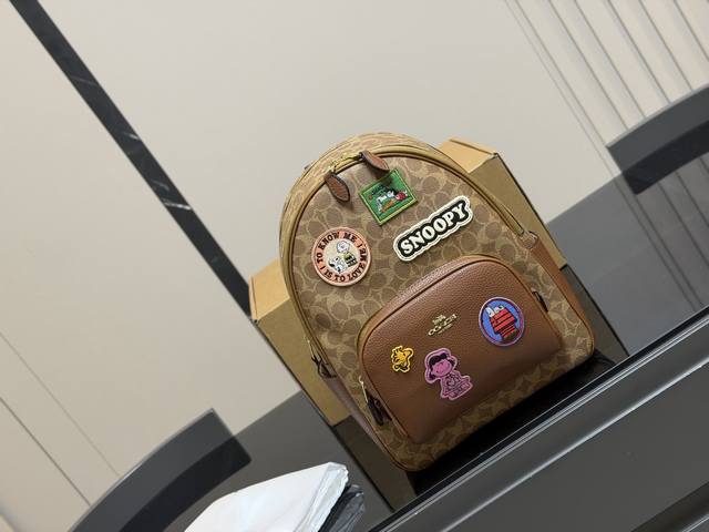 配飞机盒 Size：27.33Cm 蔻驰 双肩包..新款！ 真的美翻了！ 多大年龄轻松驾驭！ 涂层帆布的面料搭配皮革 超级耐造的包包！ 你不会选错的！