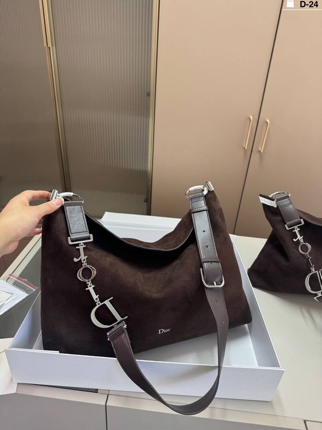 大 磨砂皮 D-24尺寸40×29 33×25折叠盒 Dior迪奥Or Christian Hobo 土著包是活力四射的少女,纤细的造型, 类似菜篮包设计,俏皮 大 磨砂皮 D-24尺寸40×29 33×25折叠盒 Dior迪奥Or Christian Hobo 土著包是活力四射的少女,纤细的造型, 类似菜篮包设计,俏皮