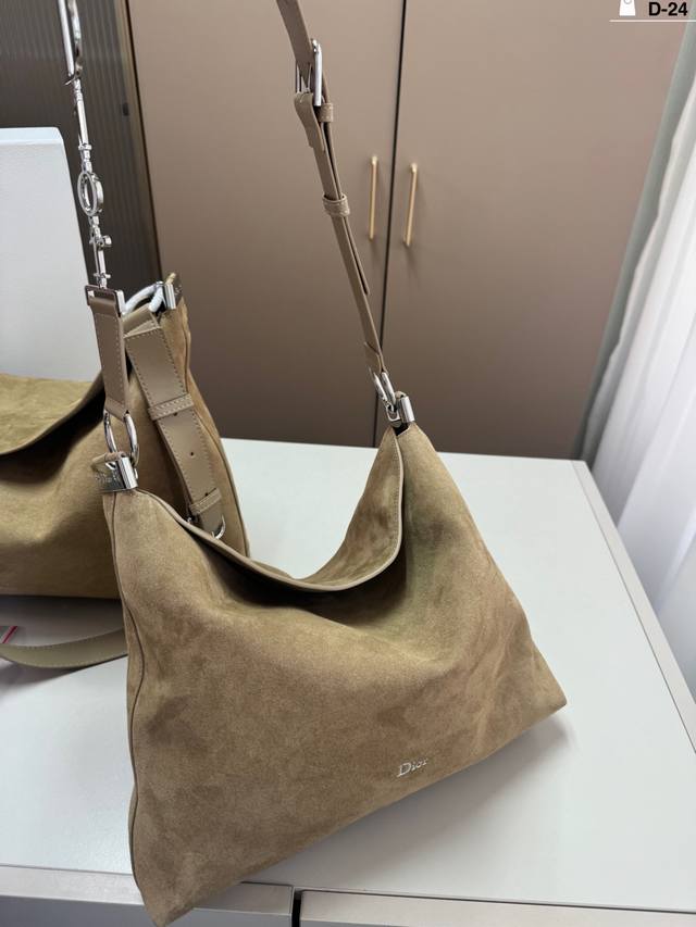 小 磨砂皮 D-24尺寸40×29 33×25折叠盒 Dior迪奥Or Christian Hobo 土著包是活力四射的少女,纤细的造型, 类似菜篮包设计,俏皮 小 磨砂皮 D-24尺寸40×29 33×25折叠盒 Dior迪奥Or Christian Hobo 土著包是活力四射的少女,纤细的造型, 类似菜篮包设计,俏皮