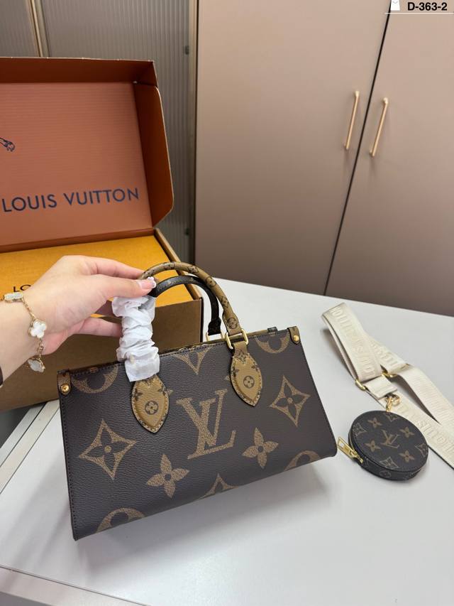 芯片版本 D-363-2尺寸27×15折叠盒飞机盒 Lv 横版丛林托特包 时髦拿捏住啦 不显老气好好搭啊 而旦貌美气质加成好高的呀~ 爱死了这份从容优雅