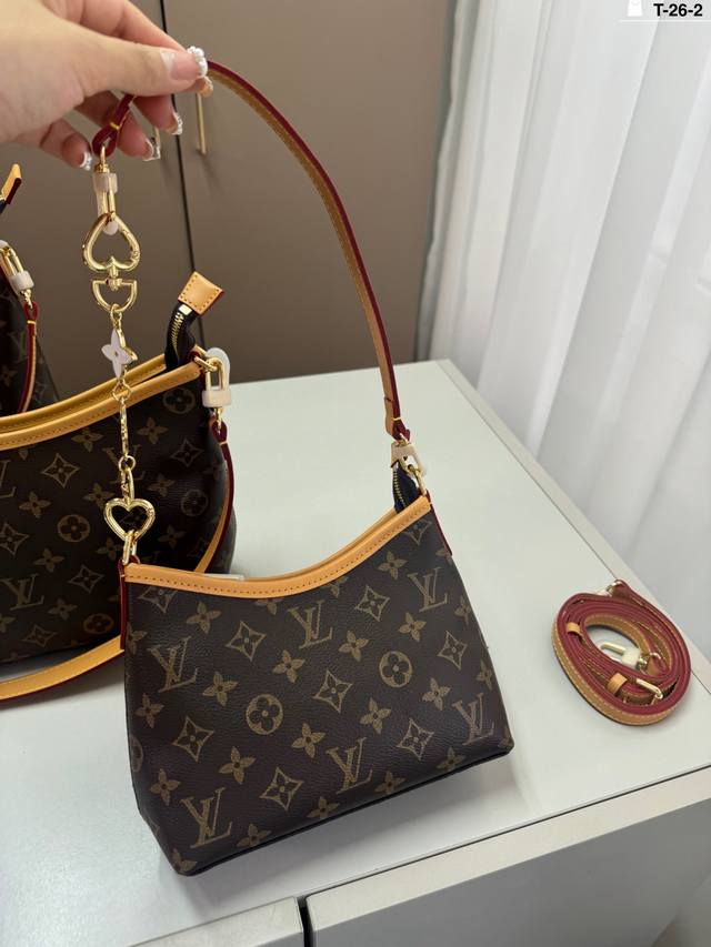 小 芯片版本 T-26-2尺寸30×21 25×18 20×14折叠盒 Lv腋下包 今年腋下包大火 不光有可人外表 空间也很喜人 更是百搭 一年四季都好背 让你