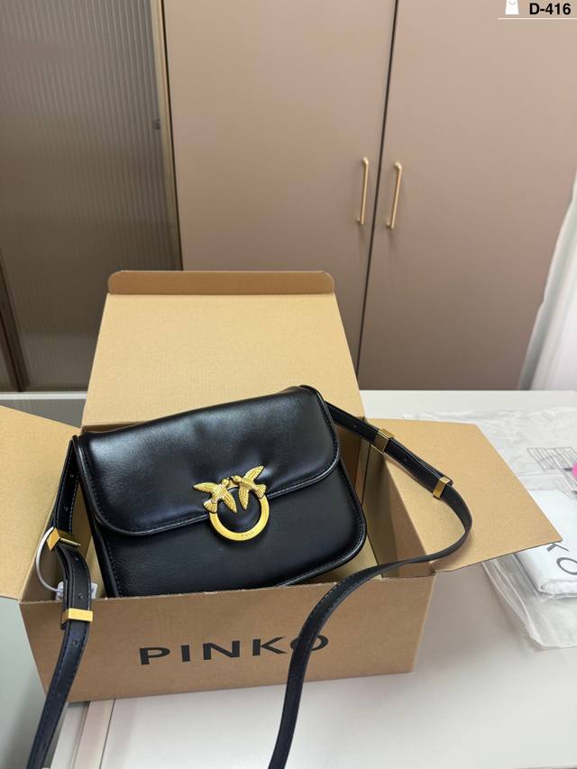 D-416尺寸23×15飞机盒 pinko燕子秋冬新品豆腐包出街杀疯啦，瞬间被它的颜值击中！它的颜色纯净又温柔，奶乎乎的质感，光是看着就觉得很治愈。