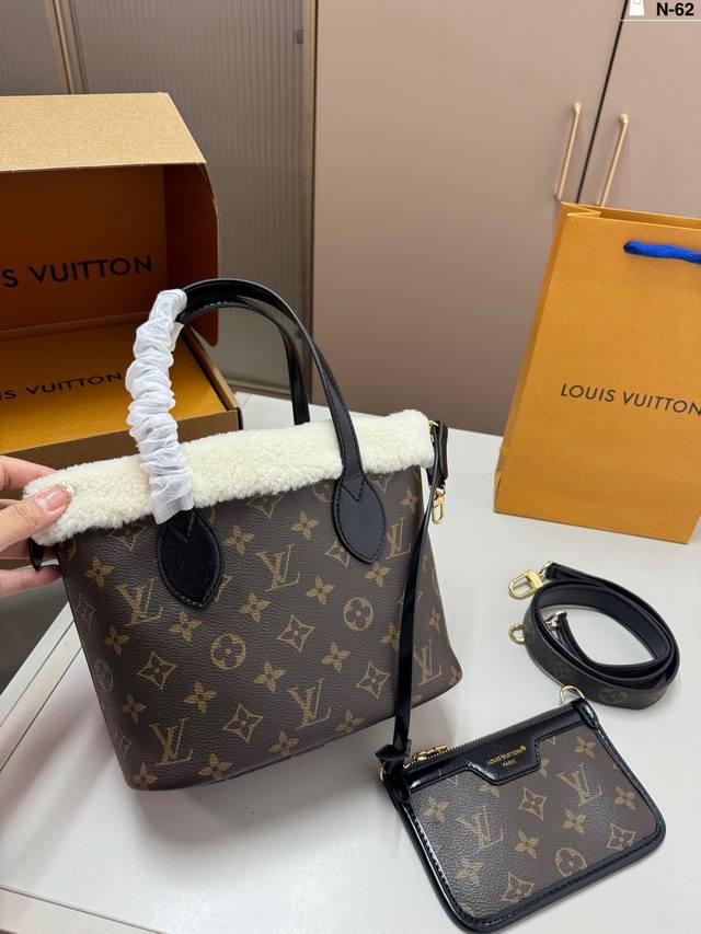 羊羔毛 芯片版本 N-62尺寸21×20折叠盒飞机盒 Lv新款超迷你Neverfull Bb高级 超Mini尺寸轻盈便携~却不失优雅气质 羊羔毛 芯片版本 N-62尺寸21×20折叠盒飞机盒 Lv新款超迷你Neverfull Bb高级 超Mini尺寸轻盈便携~却不失优雅气质