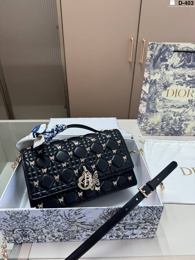 D-403尺寸24×13折叠盒 迪奥 Dior Miss 珍珠链条包 简直无法拒绝 超显气质高级感十足 集美必入款 D-403尺寸24×13折叠盒 迪奥 Dior Miss 珍珠链条包 简直无法拒绝 超显气质高级感十足 集美必入款