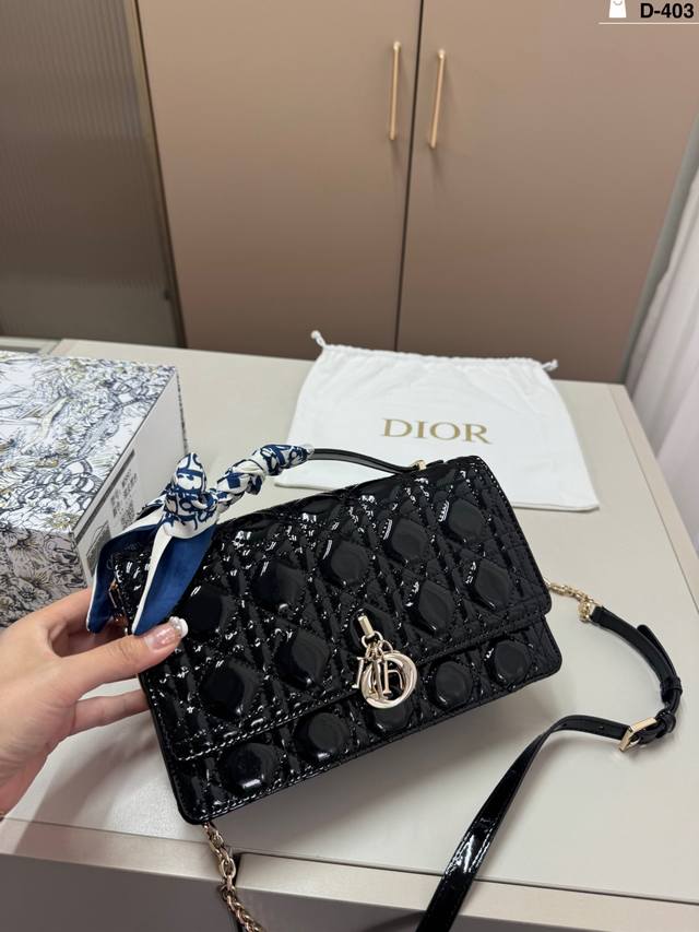D-403尺寸24×13折叠盒 迪奥 Dior Miss 珍珠链条包 简直无法拒绝 超显气质高级感十足 集美必入款 D-403尺寸24×13折叠盒 迪奥 Dior Miss 珍珠链条包 简直无法拒绝 超显气质高级感十足 集美必入款