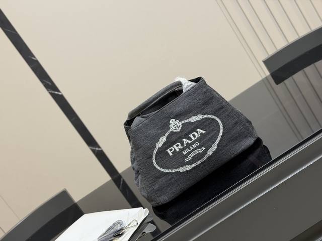 Size：30.18Cm 又是心动prada托特的一天. 松弛慵懒的Tote包真的爱惨了 普拉达Tote 保龄球 上身满满的高级感！ 日常通勤必备哦！