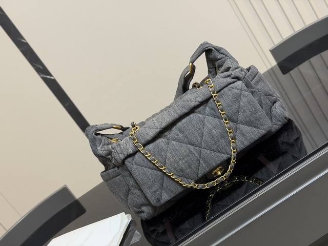 Chanel25N Coconeige滑雪系列 可爱休闲都Ok哈 香奈儿滑雪系列 Hold不住一点包包来咯 酷酷的的谁能不爱~ Size：40.26Cm