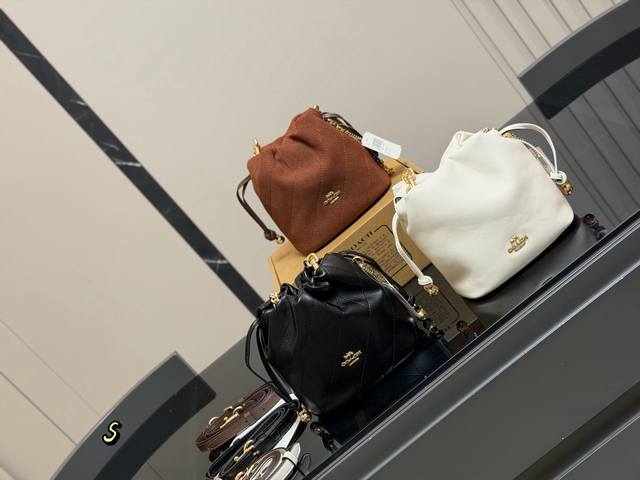 配盒 Coach 新款Mini Faye，每个配色好精致噢 想要小斜挎包的姐妹可以冲这款哦， 蔻驰迷你造型精致可爱 尺寸:17.16Cm