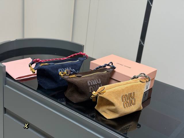 配盒 Size：底宽18*15Cm Miumiu 小饭盒~ 自带冲浪绳！！ Miumiu最新款饭盒包 性价比之王 休闲百搭的饭盒包又来噜