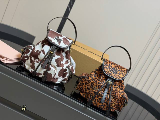 配盒 Size：27.22Cm 又一季特别美丽的Miu Miu Miumiu Ss25 双肩包