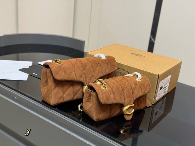 配盒 Size：21*11Cm 25*15Cm 百搭神器 Tabby 蔻驰 酒神新品 Quilted Tabby25 链条版Tabby 这你能忍住 满满的小细节