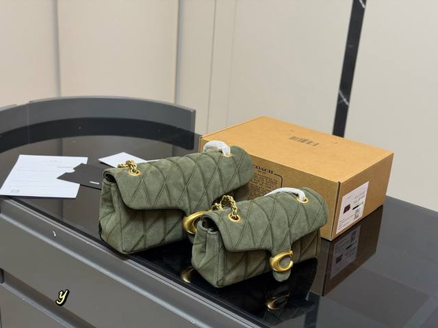 配盒 Size：21*11Cm 25*15Cm 百搭神器 Tabby 蔻驰 酒神新品 Quilted Tabby25 链条版Tabby 这你能忍住 满满的小细节