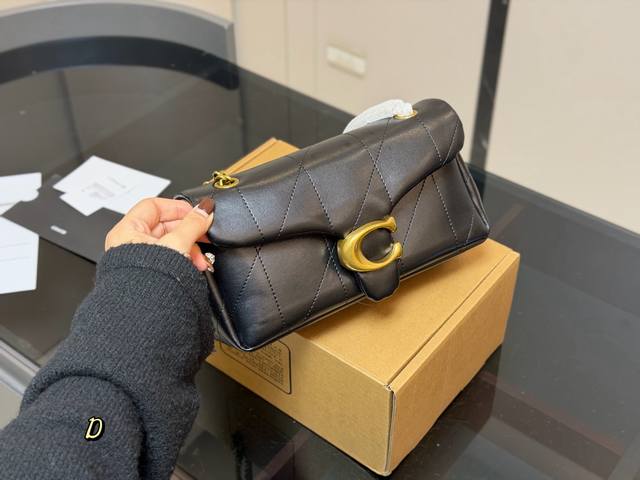 配飞机盒 Size：25*15Cm 百搭神器 Tabby 蔻驰 酒神新品 Quilted Tabby25 链条版Tabby 这你能忍住 满满的小细节