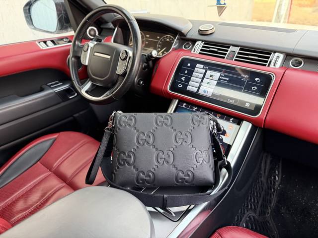 高端货 新款 “ Gucci ”古奇单肩包 古驰酷奇单肩手拿包 牛皮斜挎包 可调节肩带磁吸扣开合 粒面软皮 头层牛皮 单肩斜挎包 男款 黑色 超高清五金Logo